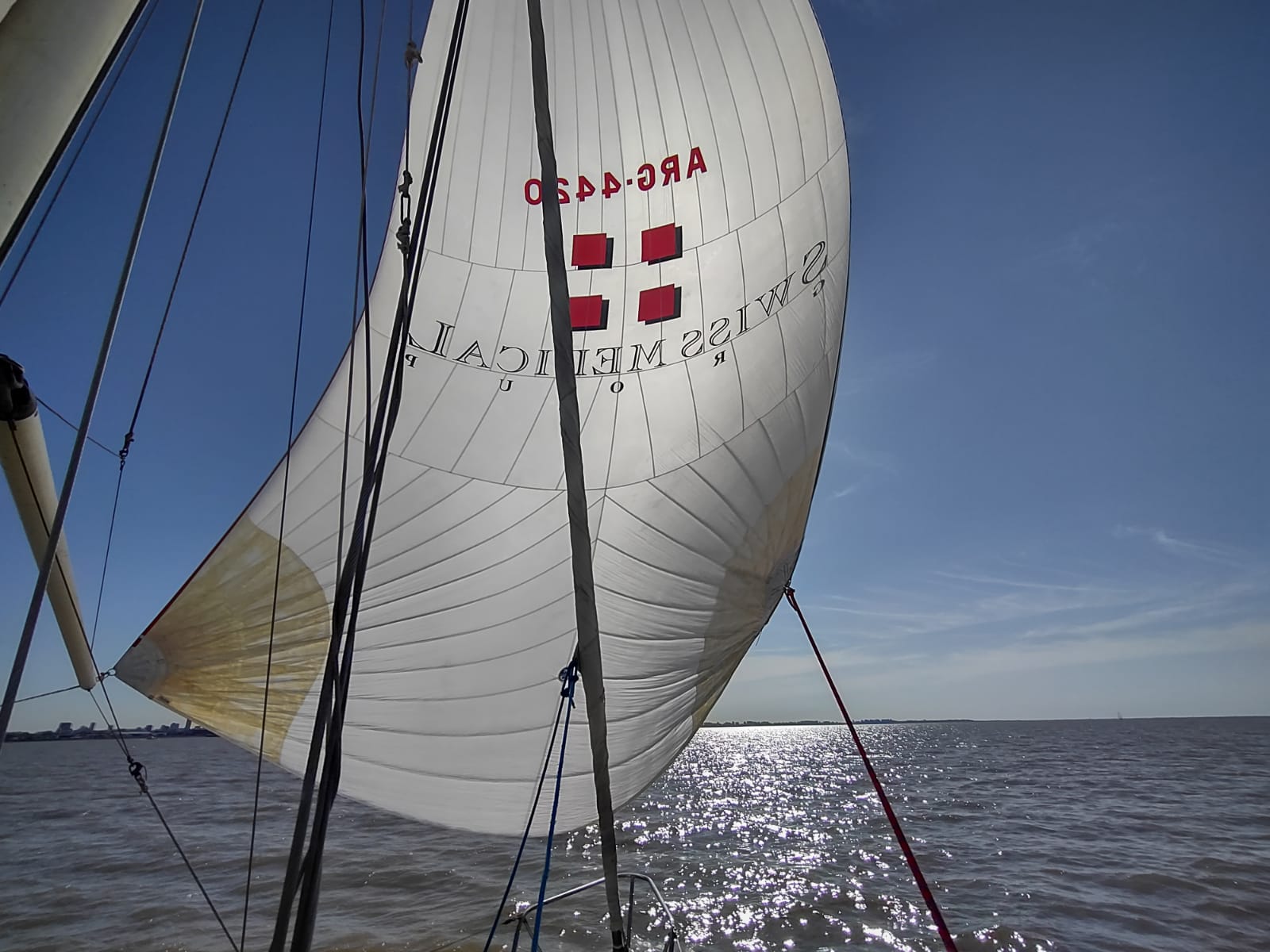 Velero con spinnaker